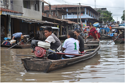 The small town Yarinacocha had flooded, so the diesmbarking was closer to the mercado.