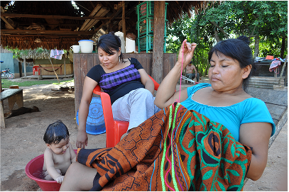 Family of Maestro Roger Lopez, making mantas with shipibo designs and patternings.